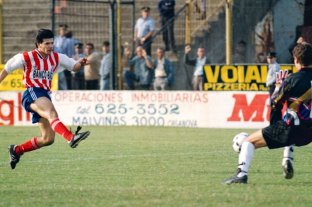 El día que tiró la pelota afuera... El "Loco" Marzo, ese ídolo que no le quiso hacer un gol a Unión - El "Loco" Marzo no fallaba desde esa posición, salvo cuando enfrentó a Unión con la camiseta de Lanús en el 15 de Abril y la tiró afuera. El "Loco" Marzo, ese ídolo que no le quiso hacer un gol a Unión - El "Loco" Marzo no fallaba desde esa posición, salvo cuando enfrentó a Unión con la camiseta de Lanús en el 15 de Abril y la tiró afuera.