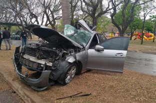 Impactantes imágenes Falleció el conductor que protagonizó un fuerte choque en la Costanera de Santa Fe - Falleció el conductor que protagonizó un fuerte choque en la Costanera de Santa Fe -