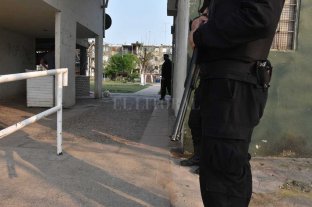 En el sur de la ciudad de Santa Fe Allanaron departamentos del Fonavi en busca de los "tira-tiros" y sus armas - Para evitar cualquier intento de resistencia, la policía utilizó un importante número de uniformados de la Agrupación Cuerpos. Allanaron departamentos del Fonavi en busca de los "tira-tiros" y sus armas - Para evitar cualquier intento de resistencia, la policía utilizó un importante número de uniformados de la Agrupación Cuerpos.
