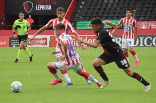 Los titulares empataron este sábado por la mañana 1 a 1 ante Newell’s Unión: equipo "nuevo" que precisa tiempo, rodaje y lógica paciencia - Unión y Newell´s marcaron el regreso del fútbol entre equipos argentinos tras el largo parate por la pandemia. Unión: equipo "nuevo" que precisa tiempo, rodaje y lógica paciencia - Unión y Newell´s marcaron el regreso del fútbol entre equipos argentinos tras el largo parate por la pandemia.