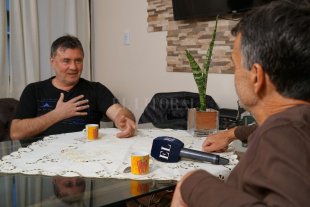 Mano a mano con un ídolo sabalero, por más que él no lo quiera decir... "Chupete" Marini: "Cambiaría mi gol en Tucumán por haber ascendido con Colón el día de los penales" - Adrián Marini no se arrepiente de nada, ni siquiera de haber desechado ofrecimientos que le hubiesen cambiado por completo la ecuación económica. Prefirió quedarse en Colón a ganar algo. Ascendió, pero lo más importante, fue que se hizo "millonario" por el cariño de la gente. "Chupete" Marini: "Cambiaría mi gol en Tucumán por haber ascendido con Colón el día de los penales" - Adrián Marini no se arrepiente de nada, ni siquiera de haber desechado ofrecimientos que le hubiesen cambiado por completo la ecuación económica. Prefirió quedarse en Colón a ganar algo. Ascendió, pero lo más importante, fue que se hizo "millonario" por el cariño de la gente.
