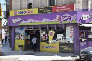 Ciberdelito en el microcentro Puso en venta su casa para pagar una deuda por una estafa virtual millonaria - "La esquina violeta", como se la conoce en el centro, quedó vacía a causa del cierre de las terminales de cobro, acentuando el impacto comercial negativo de la pandemia. Puso en venta su casa para pagar una deuda por una estafa virtual millonaria - "La esquina violeta", como se la conoce en el centro, quedó vacía a causa del cierre de las terminales de cobro, acentuando el impacto comercial negativo de la pandemia.