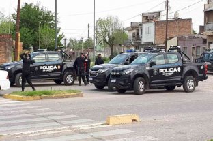 Violencia Tras un crimen se desató una "guerra" en San Pantaleón - Personal policial llegó en gran número hasta las inmediaciones del Cementerio Municipal donde se desarrollaron los incidentes. Tras un crimen se desató una "guerra" en San Pantaleón - Personal policial llegó en gran número hasta las inmediaciones del Cementerio Municipal donde se desarrollaron los incidentes.