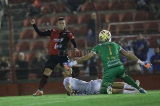 Fassi se llenó de plata en el mercado de la pandemia ¿Puede Talleres "ejecutar" la cláusula de Tomás Chancalay? - Un gol de hace dos años. Tomás Chancalay definiendo en el Tomás A. Ducó ante el "achique" de Marcos Díaz, que justamente fichó como arquero de Talleres. ¿Serán compañeros en la "T"? ¿Puede Talleres "ejecutar" la cláusula de Tomás Chancalay? - Un gol de hace dos años. Tomás Chancalay definiendo en el Tomás A. Ducó ante el "achique" de Marcos Díaz, que justamente fichó como arquero de Talleres. ¿Serán compañeros en la "T"?