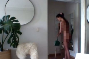 Invasión a la intimidad Filtraron fotos de una panelista de Pampita barriendo desnuda dentro de su casa - Filtraron fotos de una panelista de Pampita barriendo desnuda dentro de su casa -