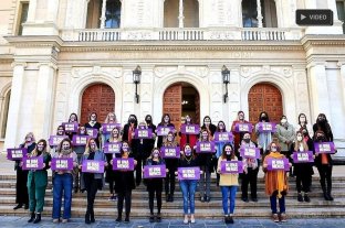 Santa Fe adhirió a la última reforma a la ley de ART La paridad se incorpora al sistema electoral e institucional de Santa Fe - Las mujeres diputadas vienen reclamando la ley desde el inicio de la gestión. Hubo este jueves algunas quejas por recortes a las apetencias que tenía el sector. La paridad se incorpora al sistema electoral e institucional de Santa Fe - Las mujeres diputadas vienen reclamando la ley desde el inicio de la gestión. Hubo este jueves algunas quejas por recortes a las apetencias que tenía el sector.