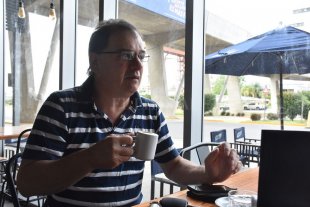Un mano a mano con Claudio Chena, el "9" de los tiempos pobres que enamoró al hincha... Claudio Chena: "Que Pizzi me haya dicho que yo era su ídolo en Colón, no tiene precio" - Claudio Chena, un jugador que descolló en tiempos muy complicados de Colón. Hoy, seguramente habría sido un futbolista que le hubiese dejado enormes dividendos económicos al club. Casado con Liliana, tiene 3 hijos (Natalia, Guillermo e Ignacio), un nieto (Matías) y otro por venir (Manuel). Claudio Chena: "Que Pizzi me haya dicho que yo era su ídolo en Colón, no tiene precio" - Claudio Chena, un jugador que descolló en tiempos muy complicados de Colón. Hoy, seguramente habría sido un futbolista que le hubiese dejado enormes dividendos económicos al club. Casado con Liliana, tiene 3 hijos (Natalia, Guillermo e Ignacio), un nieto (Matías) y otro por venir (Manuel).