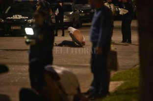Cayó el jefe de la banda Orquestaban violentos asaltos fingiendo que vendían dólares - El tiroteo del 10 de septiembre en barrio Guadalupe culminó con cuatro miembros de la banda detenidos. Orquestaban violentos asaltos fingiendo que vendían dólares - El tiroteo del 10 de septiembre en barrio Guadalupe culminó con cuatro miembros de la banda detenidos.
