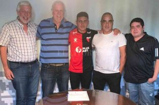 Tiene 18 años una de las "joyitas" sabaleras Facu Farías, el pibito que es "veneno" de Colón y será titular - Exclusivo El Litoral. Un testimonio más "familiar" que profesional de Facundo Farías: la foto después de firmar su contrato profesional hasta 2023 con Colón: José Alonso y José Vignatti de un lado; el chico en el medio; del otro lado, el "Ninja" Martín Sendoa (es el representante) y su padre. Todos felices y contentos. Facu Farías, el pibito que es "veneno" de Colón y será titular - Exclusivo El Litoral. Un testimonio más "familiar" que profesional de Facundo Farías: la foto después de firmar su contrato profesional hasta 2023 con Colón: José Alonso y José Vignatti de un lado; el chico en el medio; del otro lado, el "Ninja" Martín Sendoa (es el representante) y su padre. Todos felices y contentos.