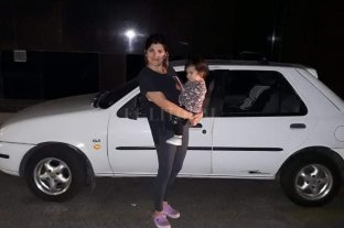 En barrio Sur El drama de una mujer a la que le robaron su auto - Virginia, junto con su hijita, y el Ford Fiesta que fue "levantado", a 50 metros de la Legislatura Provincial. El drama de una mujer a la que le robaron su auto - Virginia, junto con su hijita, y el Ford Fiesta que fue "levantado", a 50 metros de la Legislatura Provincial.