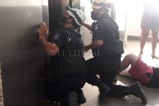 Rosario Cayó un ascensor y sus cinco ocupantes resultaron lesionados - Los bomberos tuvieron que trabajar arduamente para abrir las puertas deformadas del ascensor, que se precipitó desde un séptimo piso. Cayó un ascensor y sus cinco ocupantes resultaron lesionados - Los bomberos tuvieron que trabajar arduamente para abrir las puertas deformadas del ascensor, que se precipitó desde un séptimo piso.