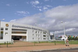 Se llevó a cabo por zoom y duró casi dos horas ¿Qué pasó con Colón en la Audiencia de la Conmebol? - La casa del Fútbol. Pasó más de un año de la Primera Final Única de la Copa Sudamericana y la polémica no se termina. Sigue en el TAS (Suiza) por un lado y en Conmebol (foto) por el otro. ¿Qué pasó con Colón en la Audiencia de la Conmebol? - La casa del Fútbol. Pasó más de un año de la Primera Final Única de la Copa Sudamericana y la polémica no se termina. Sigue en el TAS (Suiza) por un lado y en Conmebol (foto) por el otro.