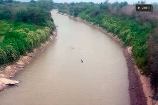 Difícil panorama para el departamento 9 de Julio Otra vez, Santiago se apropia del río Salado - Los canales de riego para actividades agropecuarias están cargados en Santiago del Estero, y el verde de las malezas puebla sus bordes. En cambio, el río Salado que se deja pasar a Santa Fe se ha convertido en un pequeño curso que ya muestra islotes. Otra vez, Santiago se apropia del río Salado - Los canales de riego para actividades agropecuarias están cargados en Santiago del Estero, y el verde de las malezas puebla sus bordes. En cambio, el río Salado que se deja pasar a Santa Fe se ha convertido en un pequeño curso que ya muestra islotes.