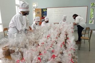 Alumnos santafesinos volvieron a las aulas para producir pan dulces navideños