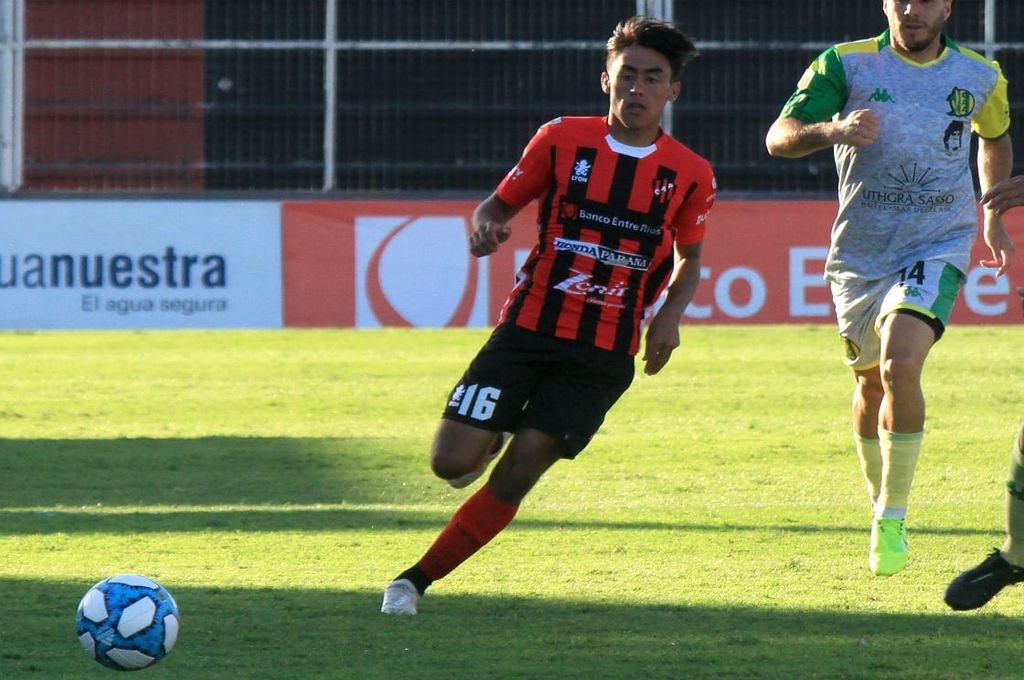 Juan hizo su estreno en el Estadio Grella, en Paraná, frente a Aldosivi el último fin de semana, siendo su segundo partido en Primera. Foto:Marcelo Miño 