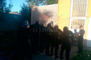 Siguen los problemas en sedes policiales Disturbio en una comisaría de Santa Fe terminó con 8 detenidos lesionados - Personal de Infantería apostado para normalizar la situación dentro de la comisaría. Disturbio en una comisaría de Santa Fe terminó con 8 detenidos lesionados - Personal de Infantería apostado para normalizar la situación dentro de la comisaría.