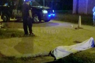 Cuarto homicidio del 2021 en el dpto La Capital Muerto a tiros en plena calle de Santo Tomé - El hecho sacudió a los vecinos de barrio El Tanque que a la distancia observaron el trabajo de los investigadores. Muerto a tiros en plena calle de Santo Tomé - El hecho sacudió a los vecinos de barrio El Tanque que a la distancia observaron el trabajo de los investigadores.