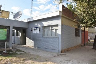 Comisaría de barrio El Pozo Detuvieron a jefes policiales por permitir una celda VIP - El procedimiento se realizó este jueves, en el inmueble de la calle Alejandro Greca 1133, frente a la Manzana 18. Detuvieron a jefes policiales por permitir una celda VIP - El procedimiento se realizó este jueves, en el inmueble de la calle Alejandro Greca 1133, frente a la Manzana 18.
