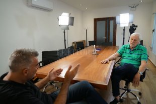 A propósito de la alta edad para ejercer el poder... Vignatti en modo Biden: "Colón es más grande que los Estados Unidos" - Cámara, luz, Vignatti. A solas, el presidente de Colón, José Néstor Vignatti, mano a mano con El Litoral. Más de una hora de charla, todos los temas y varias frases para analizar. Hoy, a las 21, se podrá ver la entrevista por C&D, el canal de TV de El Litoral. Vignatti en modo Biden: "Colón es más grande que los Estados Unidos" - Cámara, luz, Vignatti. A solas, el presidente de Colón, José Néstor Vignatti, mano a mano con El Litoral. Más de una hora de charla, todos los temas y varias frases para analizar. Hoy, a las 21, se podrá ver la entrevista por C&D, el canal de TV de El Litoral.