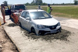Autovía 19 Un auto quedó "hasta las ruedas" de hormigón - Un auto quedó "hasta las ruedas" de hormigón -