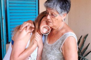 Crimen en barrio El Pozo Partida por el dolor - Sin consuelo. "¿Por qué para robar tienen que matar?", se preguntó Edith mientras era contenida por una vecina. Partida por el dolor - Sin consuelo. "¿Por qué para robar tienen que matar?", se preguntó Edith mientras era contenida por una vecina.