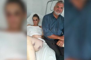 Intento de femicidio en San Carlos Centro Secuestró a su pareja y la golpeó con un fierro durante dos días - El estado de Florencia es de cuidado. A su lado el abogado Marcos Barceló, quien tuvo un rol fundamental al realizar la denuncia. Secuestró a su pareja y la golpeó con un fierro durante dos días - El estado de Florencia es de cuidado. A su lado el abogado Marcos Barceló, quien tuvo un rol fundamental al realizar la denuncia.