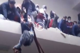 Imágenes sensibles Video: cedió una baranda en una universidad en Bolivia y fallecieron siete estudiantes - Video: cedió una baranda en una universidad en Bolivia y fallecieron siete estudiantes -