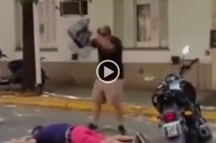 Ocurrió en Luján Video: le dio una brutal golpiza y se justificó diciendo que le debe "4 palos" y que "la justicia no sirve" - Video: le dio una brutal golpiza y se justificó diciendo que le debe "4 palos" y que "la justicia no sirve" -