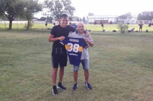 A los 15 años ya fue campeón con Nobleza Fotos inéditas: el "9" de Boca jugando en Recreo - En su vuelta a Nobleza, llevó la camiseta de Boca que luce para el orgullo de todo Recreo. Fotos inéditas: el "9" de Boca jugando en Recreo - En su vuelta a Nobleza, llevó la camiseta de Boca que luce para el orgullo de todo Recreo.