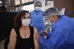 En el CEF N° 29 Covid: comenzó en la ciudad de Santa Fe la vacunación para docentes - Una de las docentes vacunadas en la primera tanda. Covid: comenzó en la ciudad de Santa Fe la vacunación para docentes - Una de las docentes vacunadas en la primera tanda.