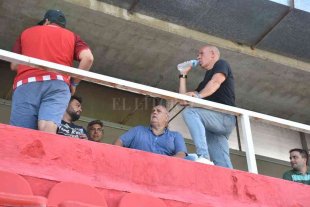 La búsqueda del secretario técnico y el coordinador ¿Habrá lugar para un histórico en Unión? - El presidente Spahn rodeado de otros dirigentes, el día del partido ante Lanús. Se vienen decisiones importantes en el rubro fútbol. Primero se elegirá el secretario deportivo y después el coordinador. ¿Habrá lugar para un histórico en Unión? - El presidente Spahn rodeado de otros dirigentes, el día del partido ante Lanús. Se vienen decisiones importantes en el rubro fútbol. Primero se elegirá el secretario deportivo y después el coordinador.