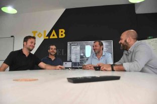 Un proyecto sin antecedentes en esta capital De Santa Fe al "más allá": una empresa de la ciudad se lanza a la industria espacial - Parte del equipo de T LAB. La empresa tecnológica local se apresta para una experiencia inédita en la ciudad y la región. De izquierda a derecha: Javier Nescier, Diego Favarolo, Fabián Molinengo y Ricardo González Maurer. De Santa Fe al "más allá": una empresa de la ciudad se lanza a la industria espacial - Parte del equipo de T LAB. La empresa tecnológica local se apresta para una experiencia inédita en la ciudad y la región. De izquierda a derecha: Javier Nescier, Diego Favarolo, Fabián Molinengo y Ricardo González Maurer.