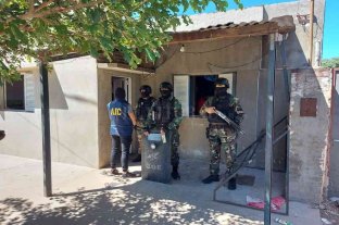 En el noreste de la ciudad Allanaron kioscos de droga en barrio Coronel Dorrego - Durante los procedimientos, realizados en simultáneo, fueron detenidas dos mujeres y se secuestró marihuana y cocaína. Allanaron kioscos de droga en barrio Coronel Dorrego - Durante los procedimientos, realizados en simultáneo, fueron detenidas dos mujeres y se secuestró marihuana y cocaína.