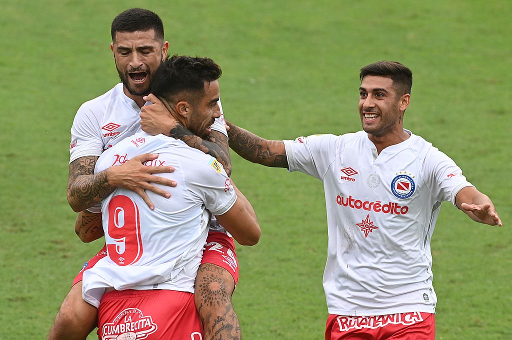 Colón perdió con Argentinos y quedó eliminado de la Copa ...