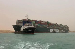 Un buque portacontenedores bloquea el Canal de Suez	