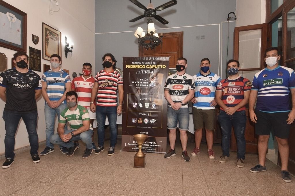 Capitanes y referentes de los distintos equipos de la USR frente a la Copa Diario El Litoral 