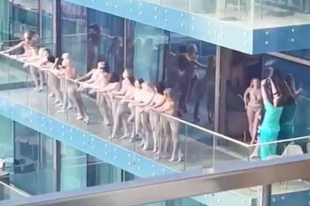 Una imagen captada desde el balcón donde las mujeres posaban desnudas.Foto:...