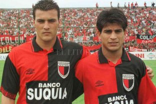 Durísima crítica a toda la estructura del fútbol amateur Azoge salió a bancar a los pibes de Colón por el 0-7 ante River - Silvio Azoge junto a Hugo Ibarra. Habían compartido la pensión y llegaron casi juntos a Primera. Silvio utilizó sus redes sociales para defender a los chicos de Colón que fueron goleados por River en reserva y luego habló con El Litoral. Azoge salió a bancar a los pibes de Colón por el 0-7 ante River - Silvio Azoge junto a Hugo Ibarra. Habían compartido la pensión y llegaron casi juntos a Primera. Silvio utilizó sus redes sociales para defender a los chicos de Colón que fueron goleados por River en reserva y luego habló con El Litoral.