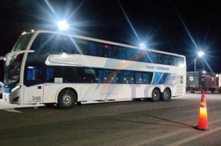 Oriundos de Córdoba y Santa Fe Detuvieron un colectivo con 25 jubilados de Santa Fe y Córdoba que viajaban siendo positivos de Covid - El colectivo que trasladaba a los jubilados. Detuvieron un colectivo con 25 jubilados de Santa Fe y Córdoba que viajaban siendo positivos de Covid - El colectivo que trasladaba a los jubilados.