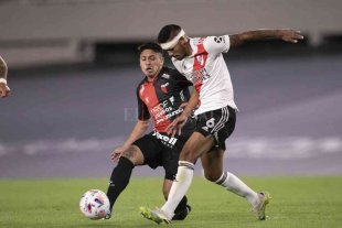 Italia, España, Portugal e Inglaterra "ojean" al juvenil Facundo Farías, el pibito de los 10 palos verdes al que lo quieren hasta de la Premier - Facundo Farías le creó más de un problema a la defensa de River. Lo condiciona que no tiene pasaporte comunitario, pero si sigue creciendo como hasta ahora, dejaría de ser un obstáculo. Facundo Farías, el pibito de los 10 palos verdes al que lo quieren hasta de la Premier - Facundo Farías le creó más de un problema a la defensa de River. Lo condiciona que no tiene pasaporte comunitario, pero si sigue creciendo como hasta ahora, dejaría de ser un obstáculo.