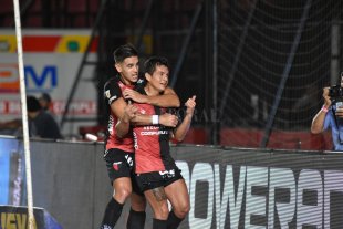 Se hicieron hoy los hisopados en Colón "Pulga" dio negativo y puede jugar pero hay dos aislados más en Colón - ¿Vuelve el gol?. Luis Miguel Rodríguez, artillero del Colón de Eduardo Domínguez, ya superó el Coronavirus, por lo que podrá jugar este domingo a las 14 contra Godoy Cruz de Mendoza "Pulga" dio negativo y puede jugar pero hay dos aislados más en Colón - ¿Vuelve el gol?. Luis Miguel Rodríguez, artillero del Colón de Eduardo Domínguez, ya superó el Coronavirus, por lo que podrá jugar este domingo a las 14 contra Godoy Cruz de Mendoza