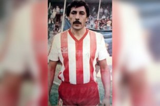 El "Chango", un ídolo silencioso que quedó en la historia... El dueño de la camiseta de Unión en 114 años - Una gloria de Unión. Toda una verdadera postal de Pablo de las Mercedes Cárdenas, con la camiseta rojiblanca marca Adidas del Club Atlético Unión. Sin dudas, el "Chango" es el ídolo silencioso de una generación de hinchas y socios tatengues que jamás lo olvidará. Un tributo de El Litoral en una entrevista inédita. El dueño de la camiseta de Unión en 114 años - Una gloria de Unión. Toda una verdadera postal de Pablo de las Mercedes Cárdenas, con la camiseta rojiblanca marca Adidas del Club Atlético Unión. Sin dudas, el "Chango" es el ídolo silencioso de una generación de hinchas y socios tatengues que jamás lo olvidará. Un tributo de El Litoral en una entrevista inédita.
