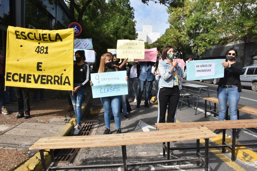 Una de las tantas manifestaciones de alumnos, autoridades y padres de la Escuela Esteban Echeverría. Crédito: Guillermo Di Salvatore