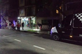 Sigue la pesquisa Joven caída de la terraza: ¿femicidio o accidente? - El hecho provocó una conmoción entre vecinos y testigos que observaron con atención el trabajo de peritos e investigadores en la escena del suceso. Joven caída de la terraza: ¿femicidio o accidente? - El hecho provocó una conmoción entre vecinos y testigos que observaron con atención el trabajo de peritos e investigadores en la escena del suceso.