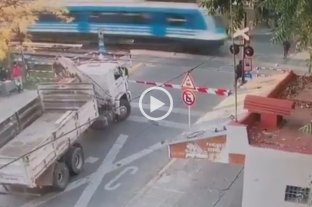 Imágenes sensibles Video: cruzó las vías sin mirar y lo arrolló el tren - Video: cruzó las vías sin mirar y lo arrolló el tren -