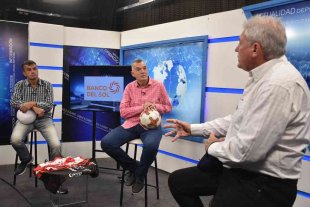 La opinión de Pumpido con el tema Lértora Nery banca al "Barba" Domínguez: "Basta de salvarse con el clasiquito" - Con la fuerza de El Litoral. Nery Alberto Pumpido, campeón del mundo con Argentina en México ´86, con los comentaristas del Diario El Litoral: Enrique Cruz (h), jefe de Deportes; Darío Pignata. Nery banca al "Barba" Domínguez: "Basta de salvarse con el clasiquito" - Con la fuerza de El Litoral. Nery Alberto Pumpido, campeón del mundo con Argentina en México ´86, con los comentaristas del Diario El Litoral: Enrique Cruz (h), jefe de Deportes; Darío Pignata.