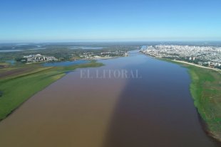 Se asiste a una natural aceleración de los cambios Juncos, sauces y alisos, son los nuevos habitantes del ¿río? Setúbal - 26.04.21. Así se ve ahora la laguna, con la nueva vegetación que crece de forma acelerada en sus márgenes. Juncos, sauces y alisos, son los nuevos habitantes del ¿río? Setúbal - 26.04.21. Así se ve ahora la laguna, con la nueva vegetación que crece de forma acelerada en sus márgenes.