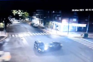 Cámara de seguridad Video: así fue el choque de la picada mortal que acabó con la vida de un hombre y su hijo en Rosario - Video: así fue el choque de la picada mortal que acabó con la vida de un hombre y su hijo en Rosario -