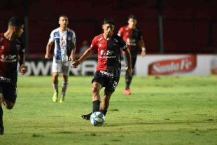 Todos los sentidos puestos en la primera "finalísima" Colón-Talleres este sábado a las 21: ¡atentos con el "pito"! - Vuelve el doble "5". Rodrigo Aliendro y Federico Lértora serán los dos volantes internos este sábado a las 21 contra Talleres en el Cementerio de los Elefantes. Colón-Talleres este sábado a las 21: ¡atentos con el "pito"! - Vuelve el doble "5". Rodrigo Aliendro y Federico Lértora serán los dos volantes internos este sábado a las 21 contra Talleres en el Cementerio de los Elefantes.