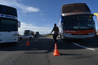 Transportistas de turismo cortaran la autopista a Rosario y tambin la Ruta 168